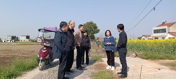 县老促会赴章庄铺镇督导三省桥罹难同胞纪念设施公路建设